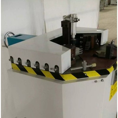 甘肅供應(yīng)濟南越辰鋁合金門窗加工設(shè)備， 鋁型材組角機，鋁材組角機，鋁合金組角機價格，斷橋門窗組角機，組角機廠家價格