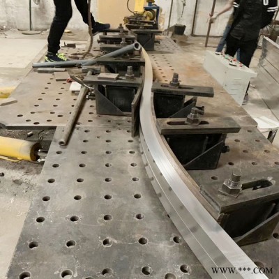 粵藝佰鋁管彎弧廠家定制各種彎弧鋁方通，隔斷背景墻造型弧形鋁格柵定制，加工拉彎鋁型材方管